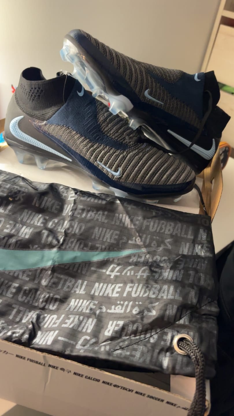 Customer photo review of PHANTOM 6 ELITE HIGH CUT FG SHADOW - NOIR/BLEU