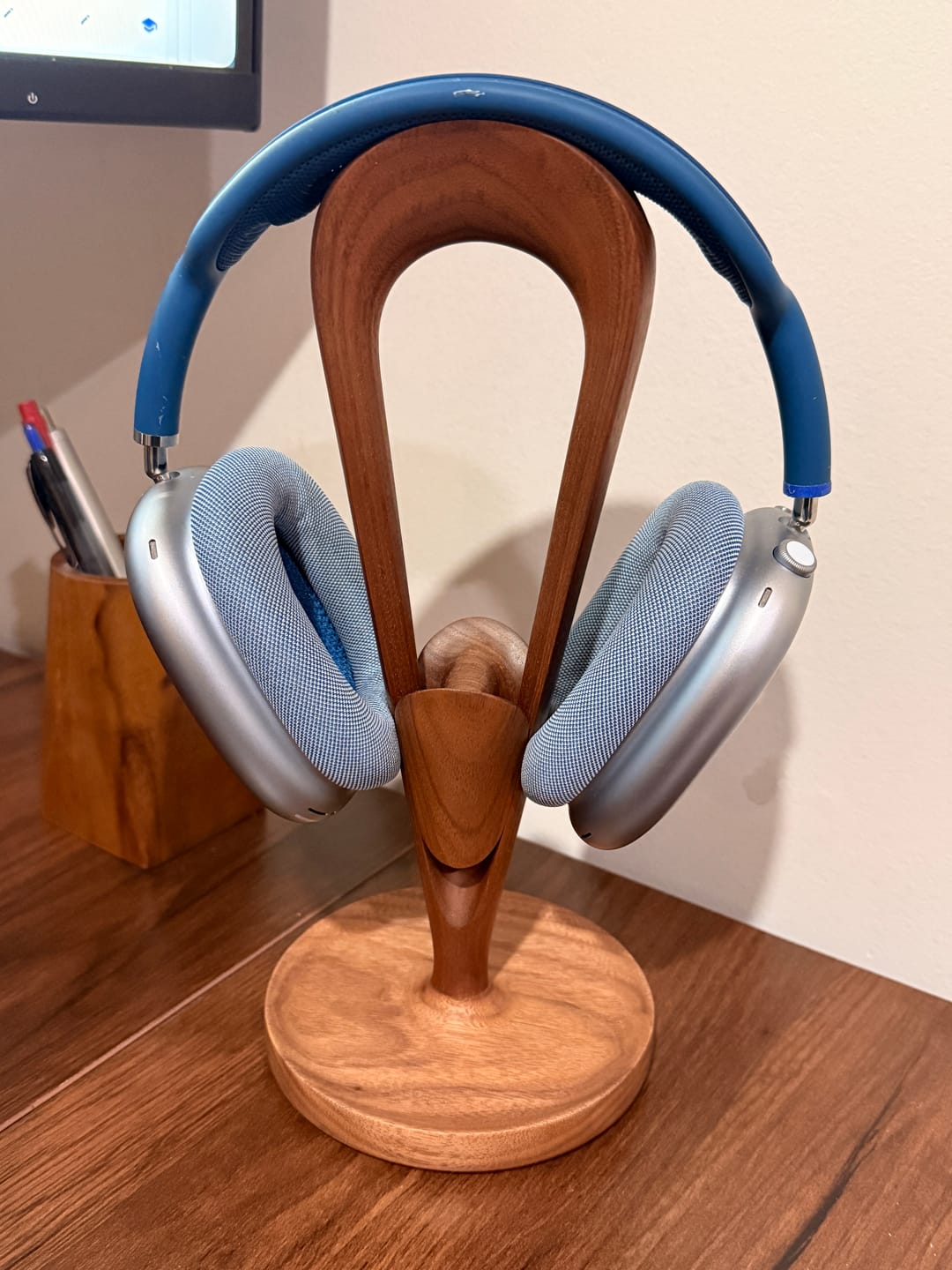 Customer photo review of Kumo Premium Walnut Headphone Stand