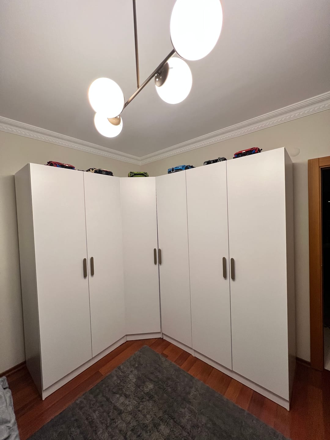 Customer photo review of Rani BA152 Geniş Köşe Gardırop Elbise Dolabı 6 Kapaklı 16 Raflı 3 Askılı Modüler Dolap Beyaz