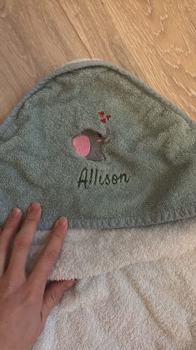 Customer photo review of Wolimbo Kapuzenhandtuch mit Namen und Motiv bestickt