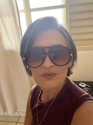 Cliente usando os Óculos Veneza com armação preta oversized e lentes em degradê, vistos de frente.