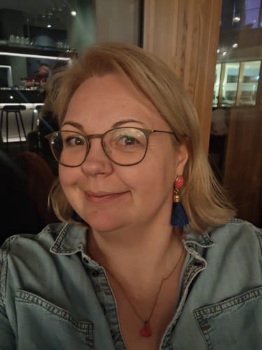 Customer photo review of Quasten Ohrringe als Ohrstecker in Pink mit dunkelblauer Quaste von AmuseToi