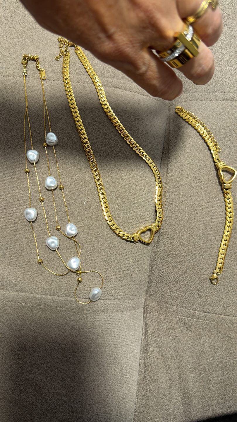 Customer photo review of Anel Rainha Pedra Cristal Banhado em Ouro 18k