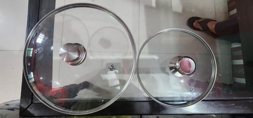 Customer shows two glass lids of different sizes for the honeycomb sauce pan set.