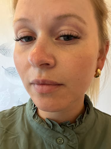 Nahaufnahme einer Kundin, die die langen und voluminösen Flutter Fling Wimpernverlängerungen trägt.