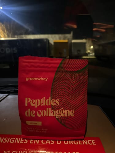 Sachet rouge de Peptides de Collagène PEPTAN® d'un client, photographié dans un environnement sombre.