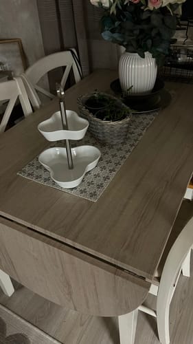 Kundens spisebord dekket med lys Oak minimal kontaktplast.