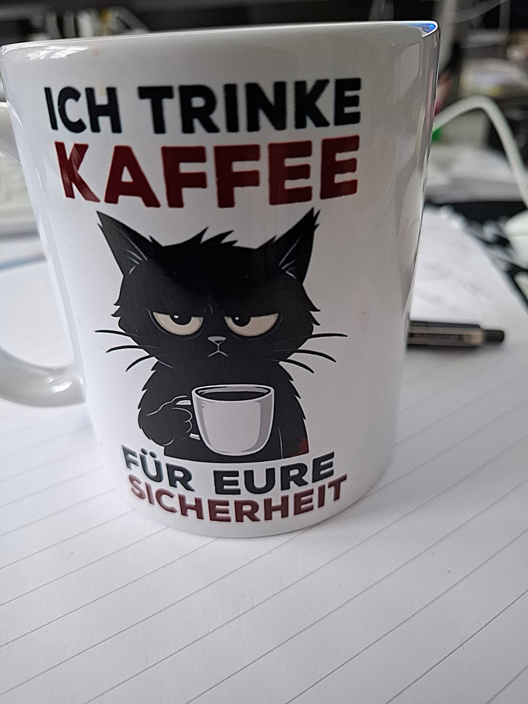 Customer photo review of Ich trinke Kaffee für eure Sicherheit – Lustige Katze Spruch fürs Büro