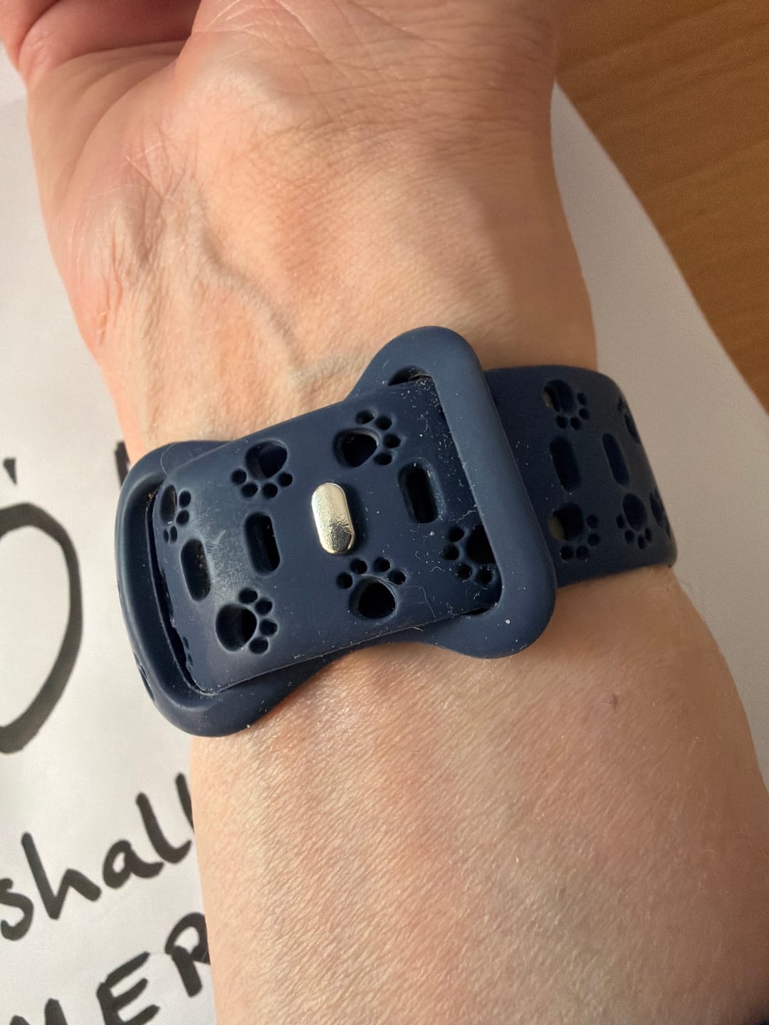 Customer photo review of Apple Watch Silikonband "Pfoten"