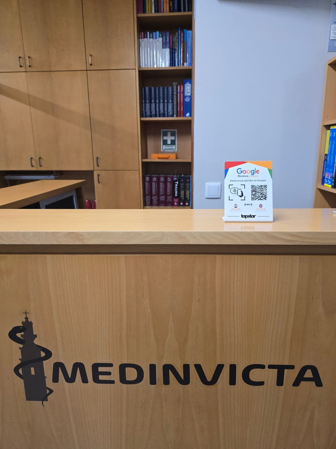 Customer photo review of Expositor de Avaliações Google com NFC e QR