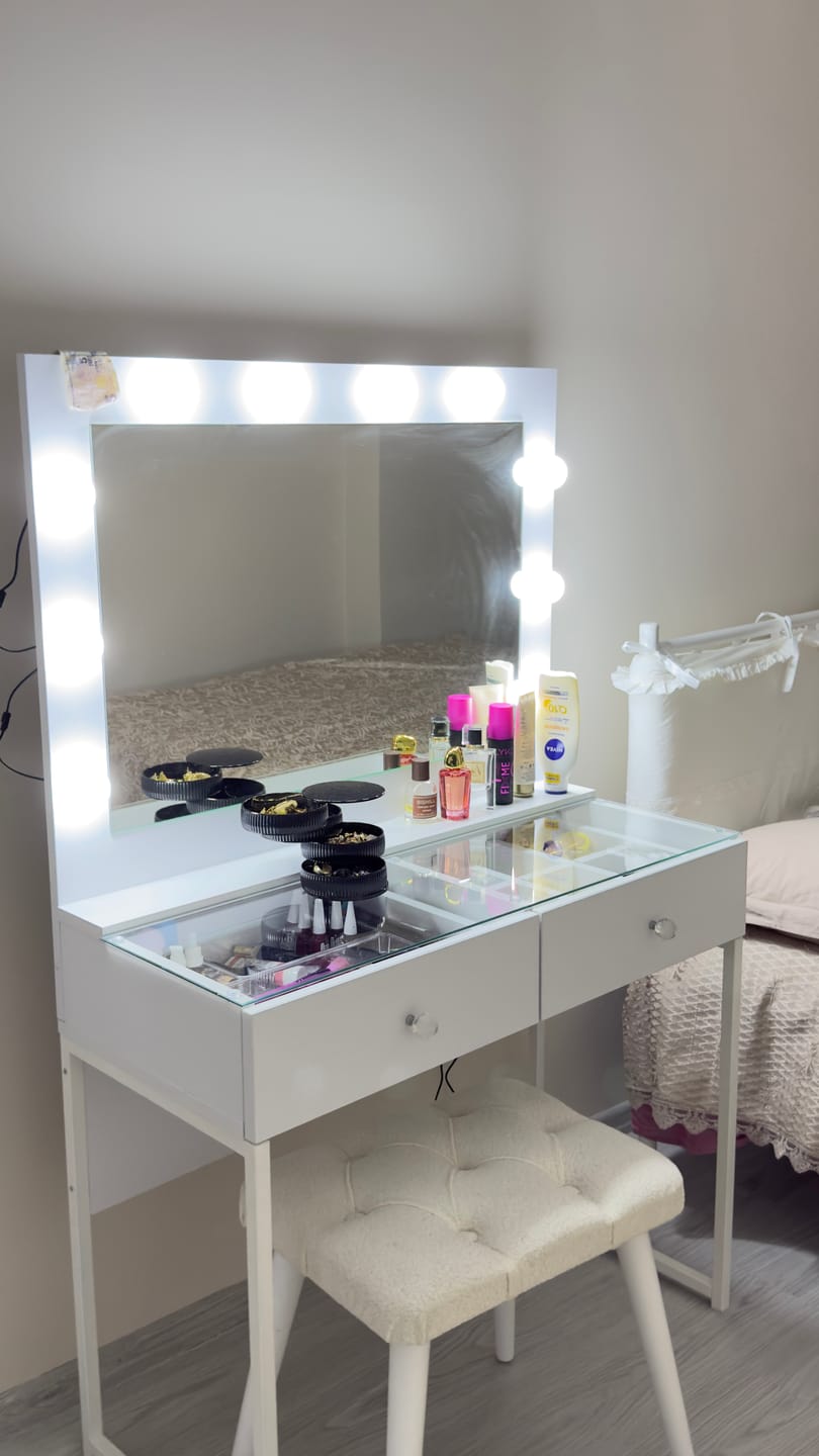 Customer photo review of Rani BJ164 Hollywood Işıklı Aynalı Kulis Makyaj Masası Cam Tablalı 2 Çekmeceli Takı Düzenleyici Puf Takım Beyaz