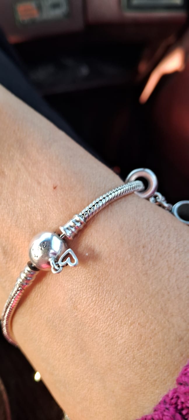 Customer photo review of Pulsera Esfera de Amor y Corazon