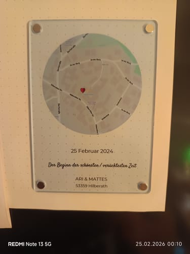 Foto eines Kunden, das den personalisierten Acrylmagneten „Unser Ereignis“ mit einer Karte, einem Datum und Namen zeigt.