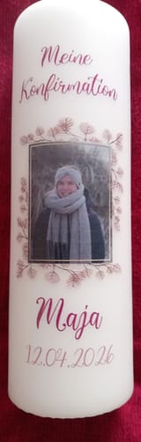 Kundenrezension: Vorderseite der personalisierten großen Kerze mit Foto, Namen und Datum in violetter Schrift.
