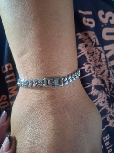 Cliente mostrando su brillante Pulsera Cuban 8mm en la muñeca, con el broche a la vista.