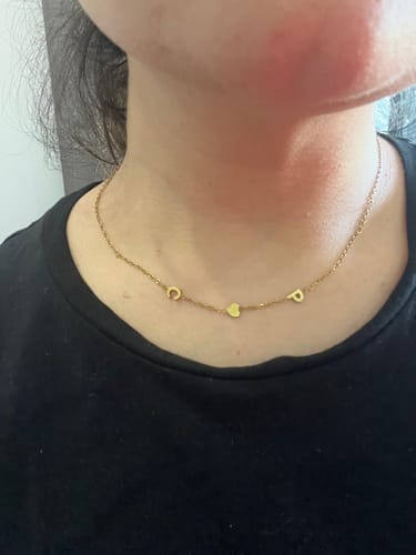 Customer photo review of Colar de Iniciais Laterais Personalizado