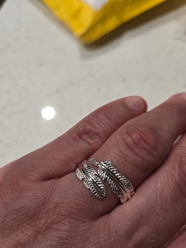 Customer wearing the silver Feather From An Angel Ring wrapped around their finger.