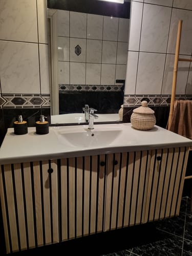 Kundens baderomsmøbel fornyet med Premium spiler kontaktplast og nye sorte knotter.