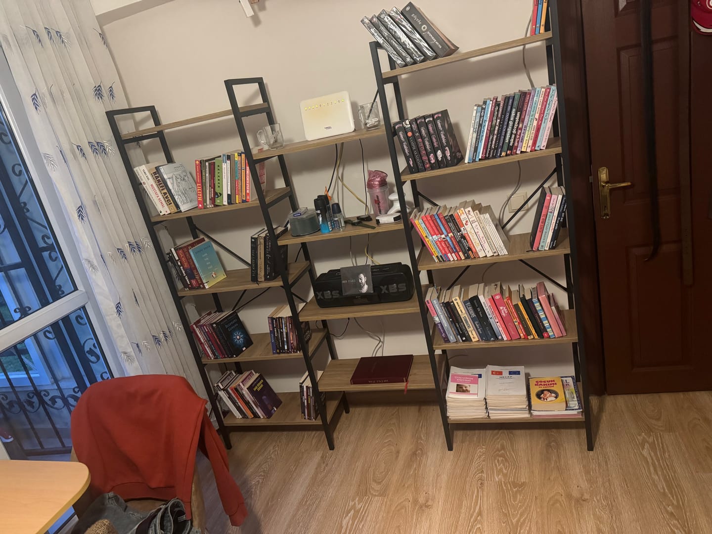 Customer photo review of Rani HC107 Metal 14 Raflı Geniş Kitaplık Ofis Çalışma Odası Çocuk  Odası Sepet Ceviz