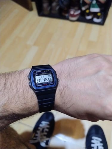 Primer plano del Reloj Casio Vintage F-91W-1DG de un cliente en su muñeca.