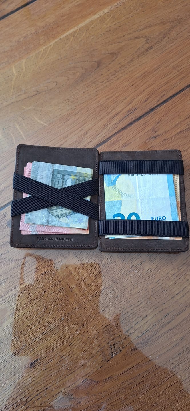 Customer photo review of Flap Boy Slim - Magic Wallet without Coin Pocket