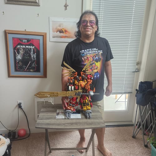 Reviewer wearing the Box Art Predaking Transformers T-Shirt while posing with a large Predaking action figure.