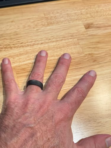 Customer wearing the dark, knurled Barbell ring on their hand.