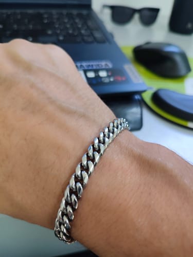 Primer plano de la muñeca de un cliente que lleva puesta la brillante Pulsera Cuban 8mm.