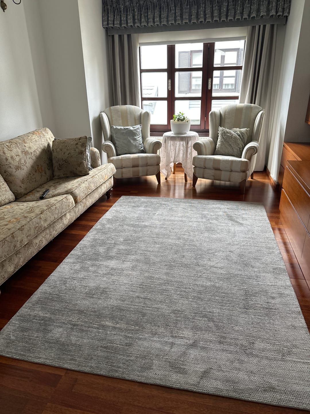 Customer photo review of Kelly Serisi %100 Naturel Yün ve Viskon El Dokuma Salon Oturma Odası Yatak Odası Halı GREY