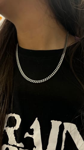 Cliente mostrando su Cadena Miami Cuban de 5mm en el cuello sobre una camiseta negra.