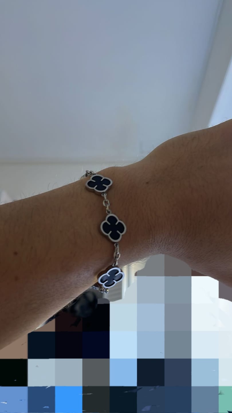 Customer photo review of Pulsera Black Clover