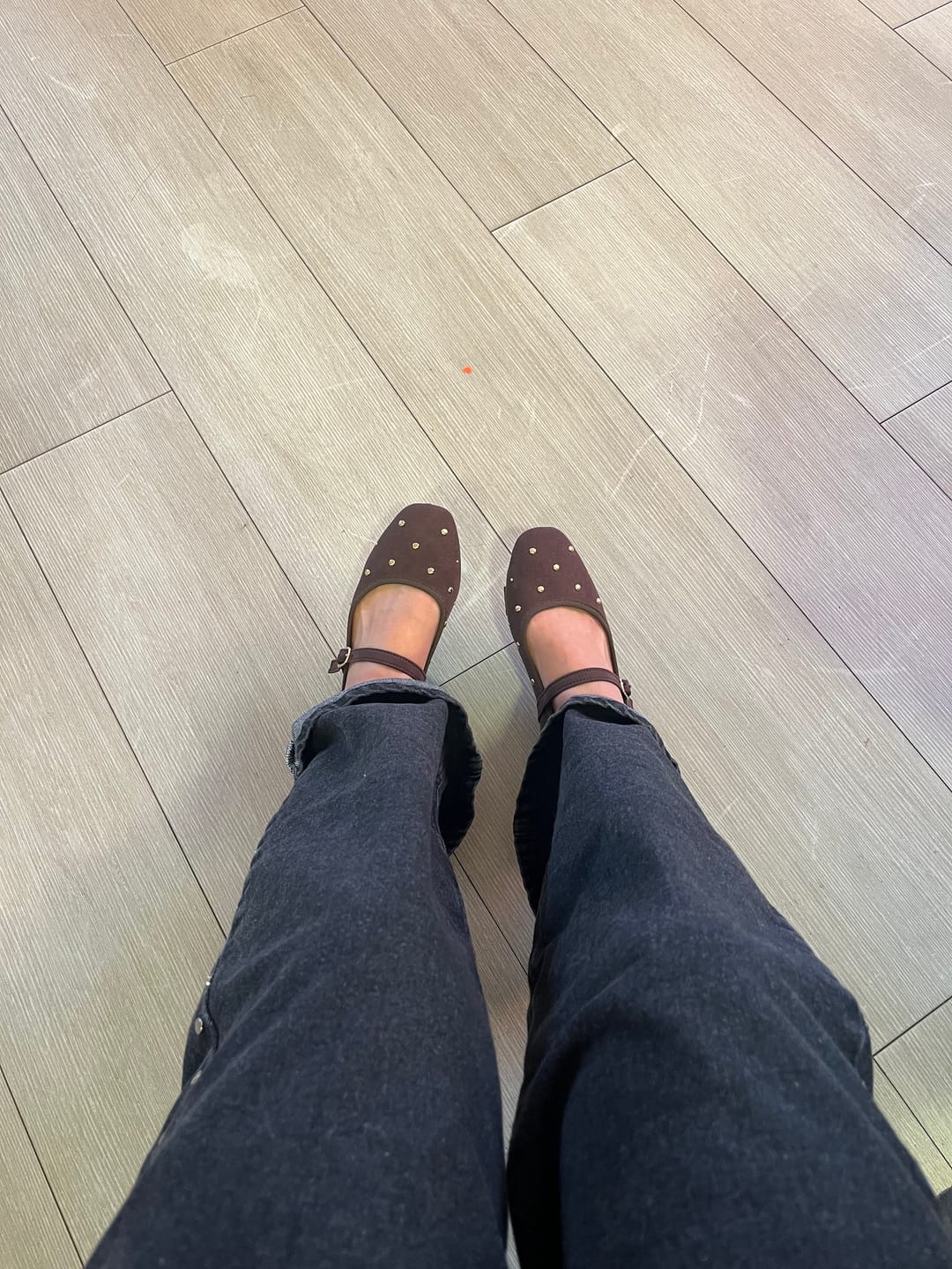 Customer photo review of Zapato Ballerina Suede Café Tachas