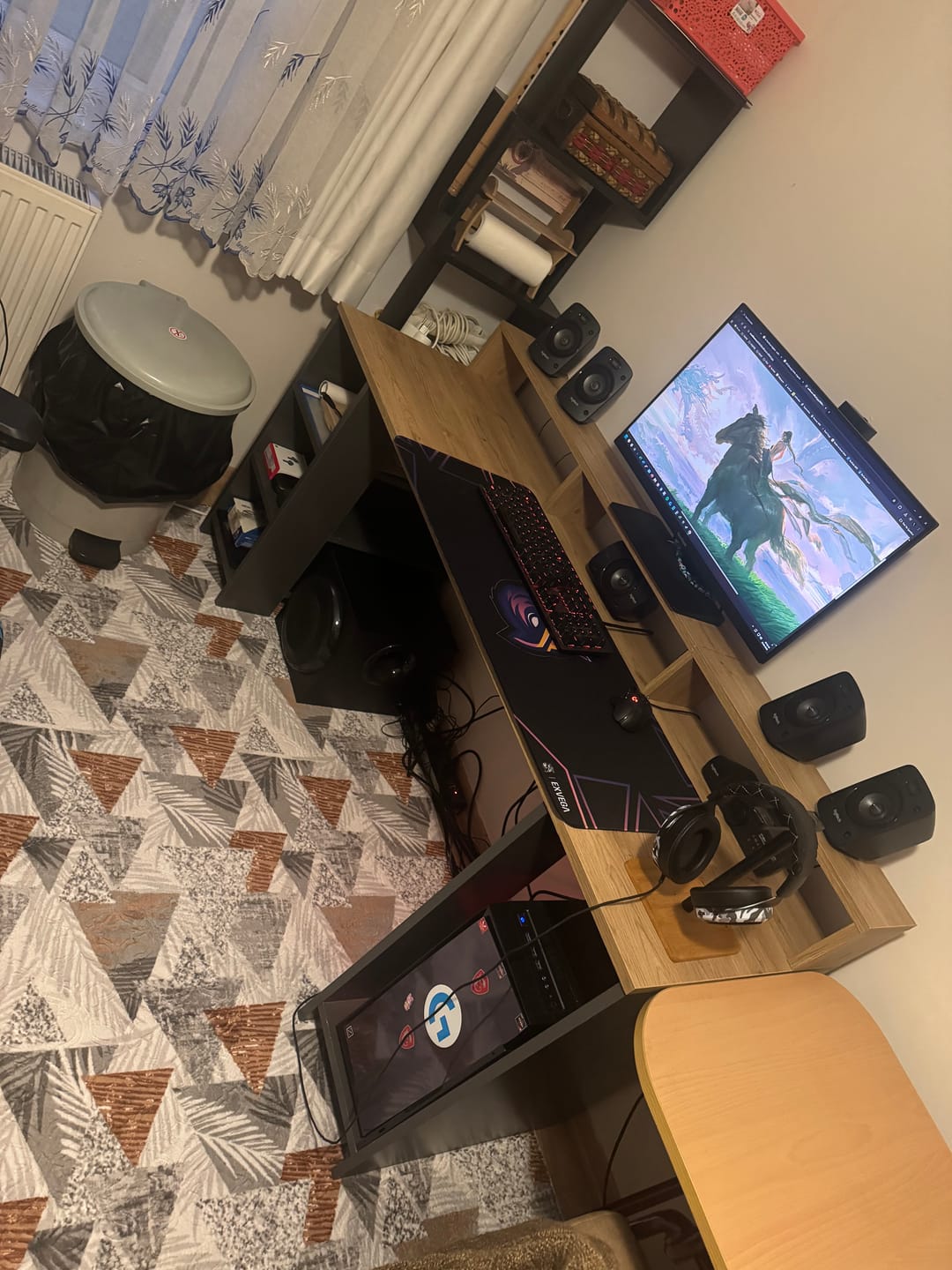 Customer photo review of Rani HA110 Raflı Oyuncu Bilgisayar Masası 160 Cm Çalışma Masası Sepet Ceviz - Antrasit