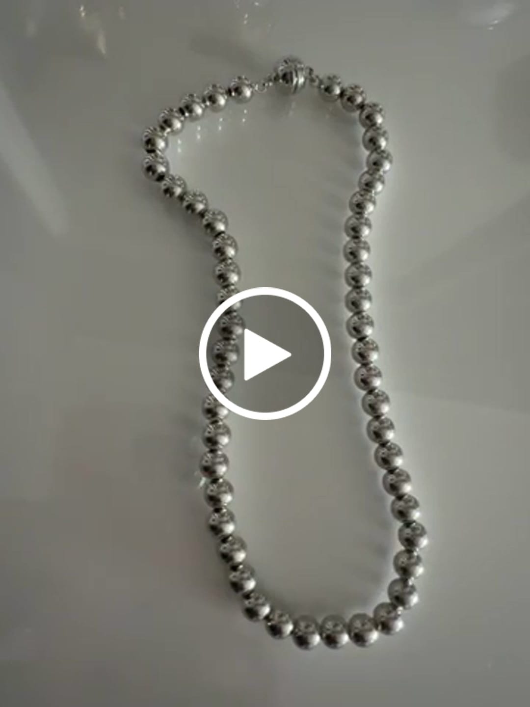 Customer video review of Collana a sfere magnetica 8 mm