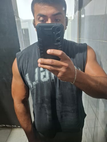 Usuario muestra su físico musculoso en una selfie en el espejo.