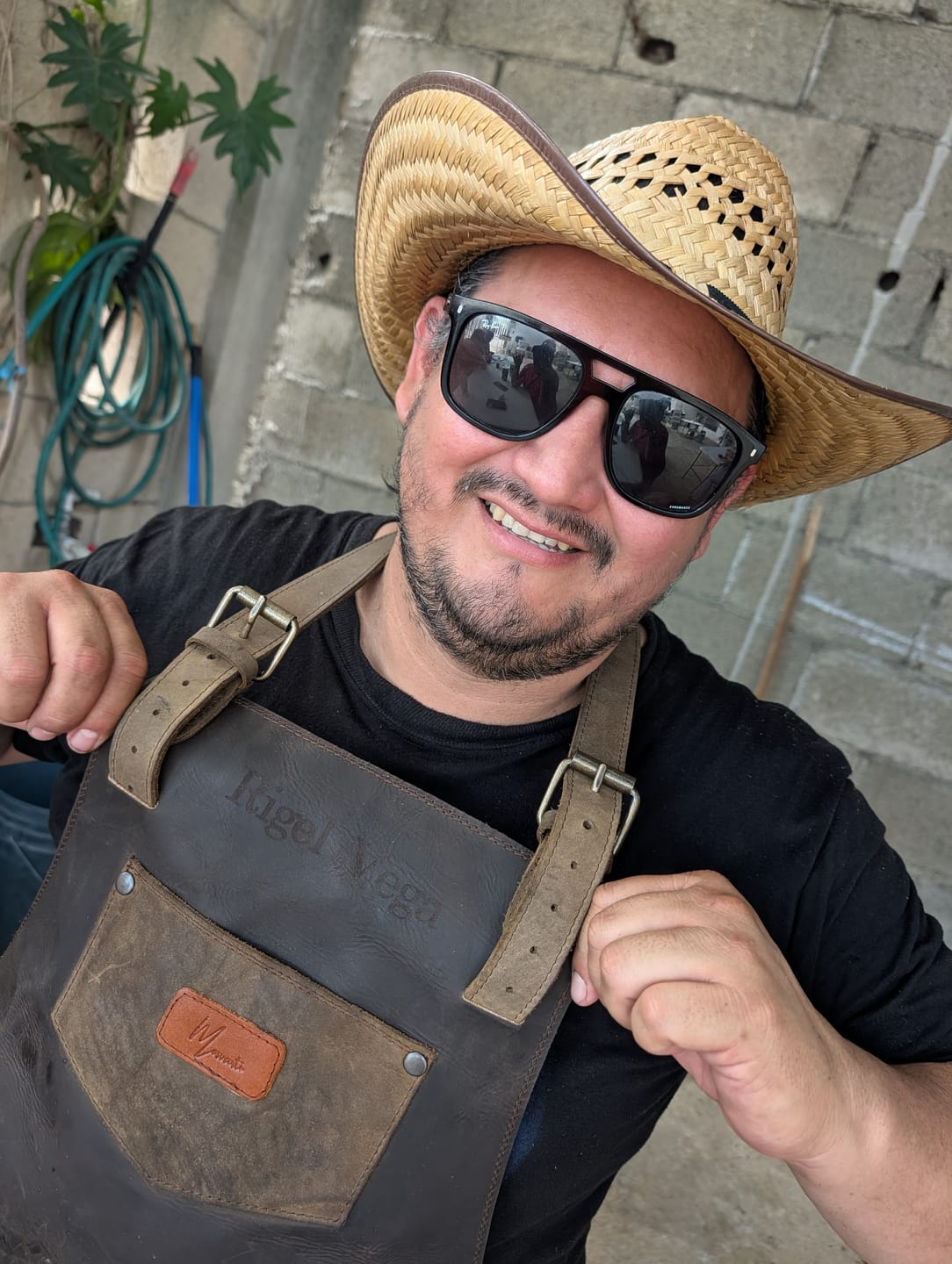 Customer photo review of Mandil  T-Bone 100% Piel + Kit Parrillero +Set Porta vasos Gratis!!