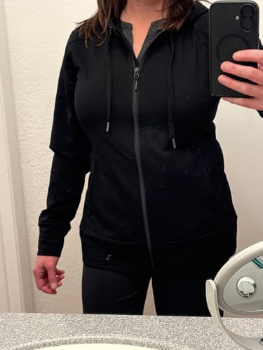 Reviewer showing the fit of the black Ryann Hoodie in a mirror selfie.