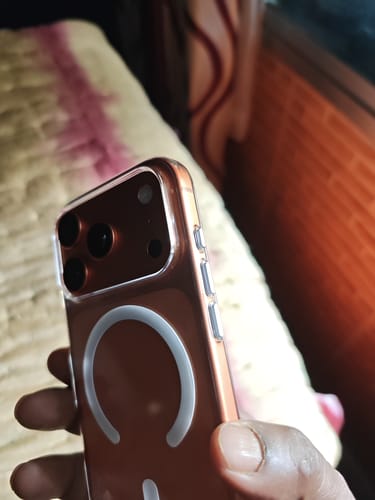 Customer shows the fit of the Anti Yellow Magsafe Clear Case, highlighting the MagSafe ring and aluminum buttons.