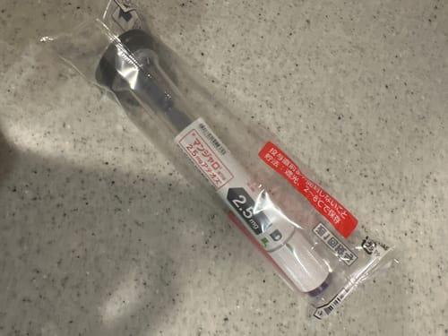 レビュー投稿者のマンジャロ2.5mg注射器。未開封の透明なパッケージに入っている。
