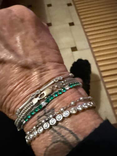 Customer photo review of Bracciale Tennis zirconi Verdi ed un Bianco 3 mm