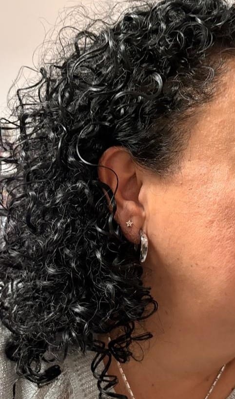 Customer photo review of Acero Inoxidable Dorado Con Zirconias Primera Perforación