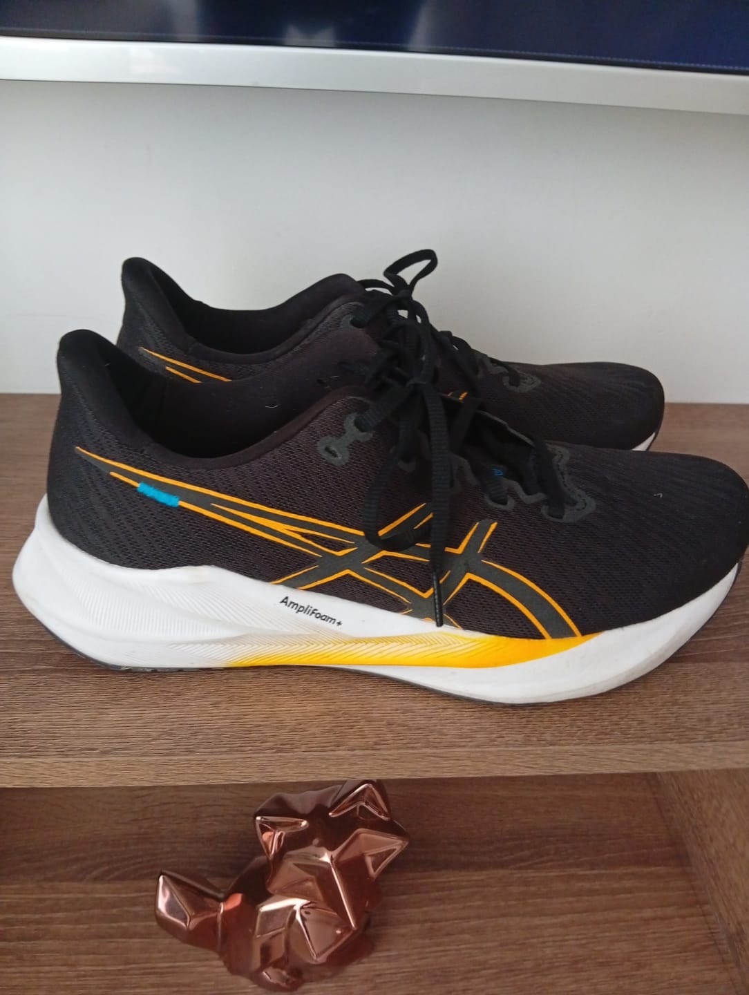 Customer photo review of Asics Versablsat 4 Hombre Black Yamabuki
