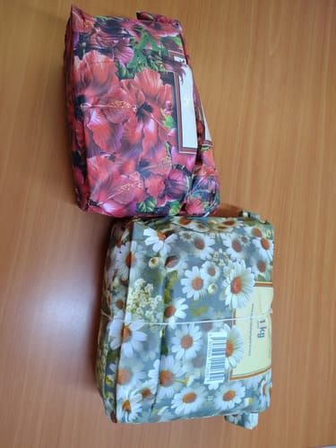 Cliente muestra su paquete de Manzanilla de 1 kg junto a un paquete de flor de Jamaica.