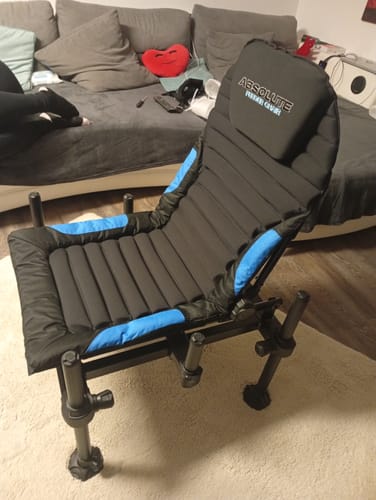 Recensents Absolute 36 Feeder Chair Foot Platform, gemonteerd aan een visstoel in een woonkamer.