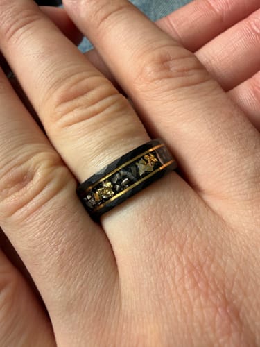 Reseña con foto de un cliente sobre Anillo Gold Paradise Geometric Edition Carburo de Tungsteno