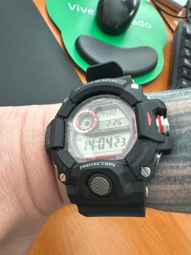 Cliente mostrando su reloj Casio G-Shock Rangeman negro en la muñeca, visto de cerca.