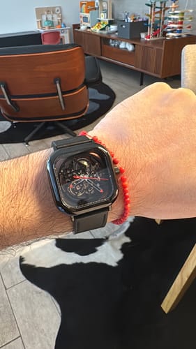 Cliente mostrando su Reloj Ciga Design C Series Skeleton negro en la muñeca.