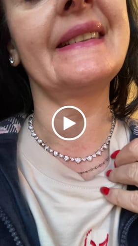 Customer video review of Collana Cuori di Luce