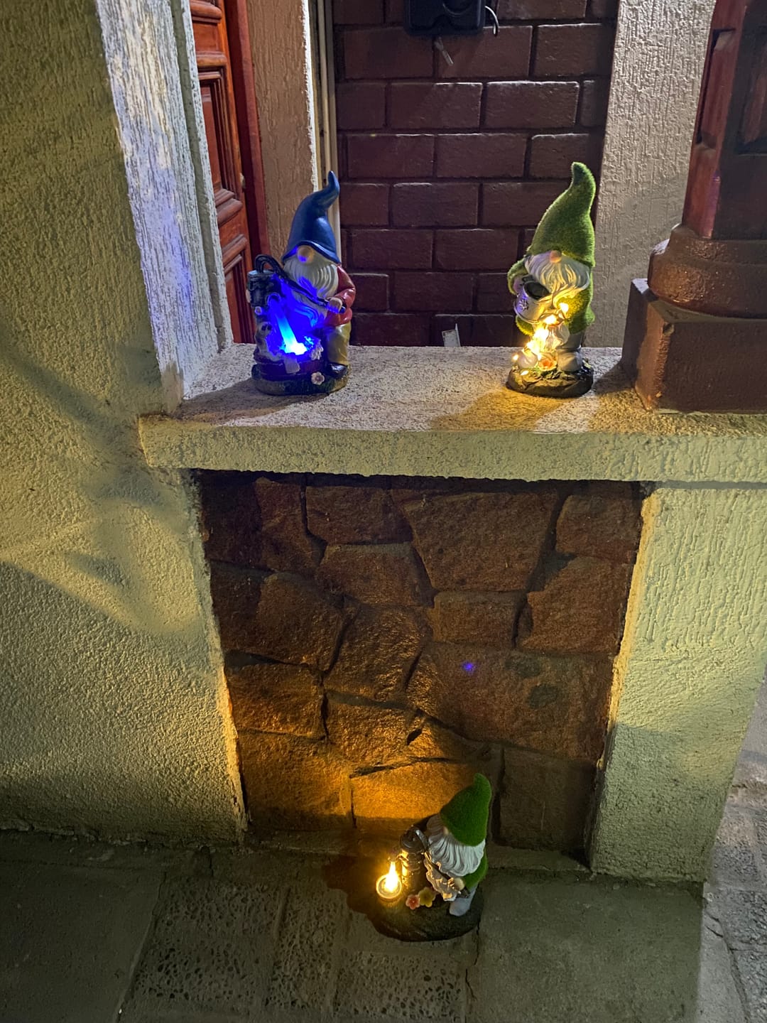 Customer photo review of Estatua de Duende Solar - Resina / Luz Cálida / IP65