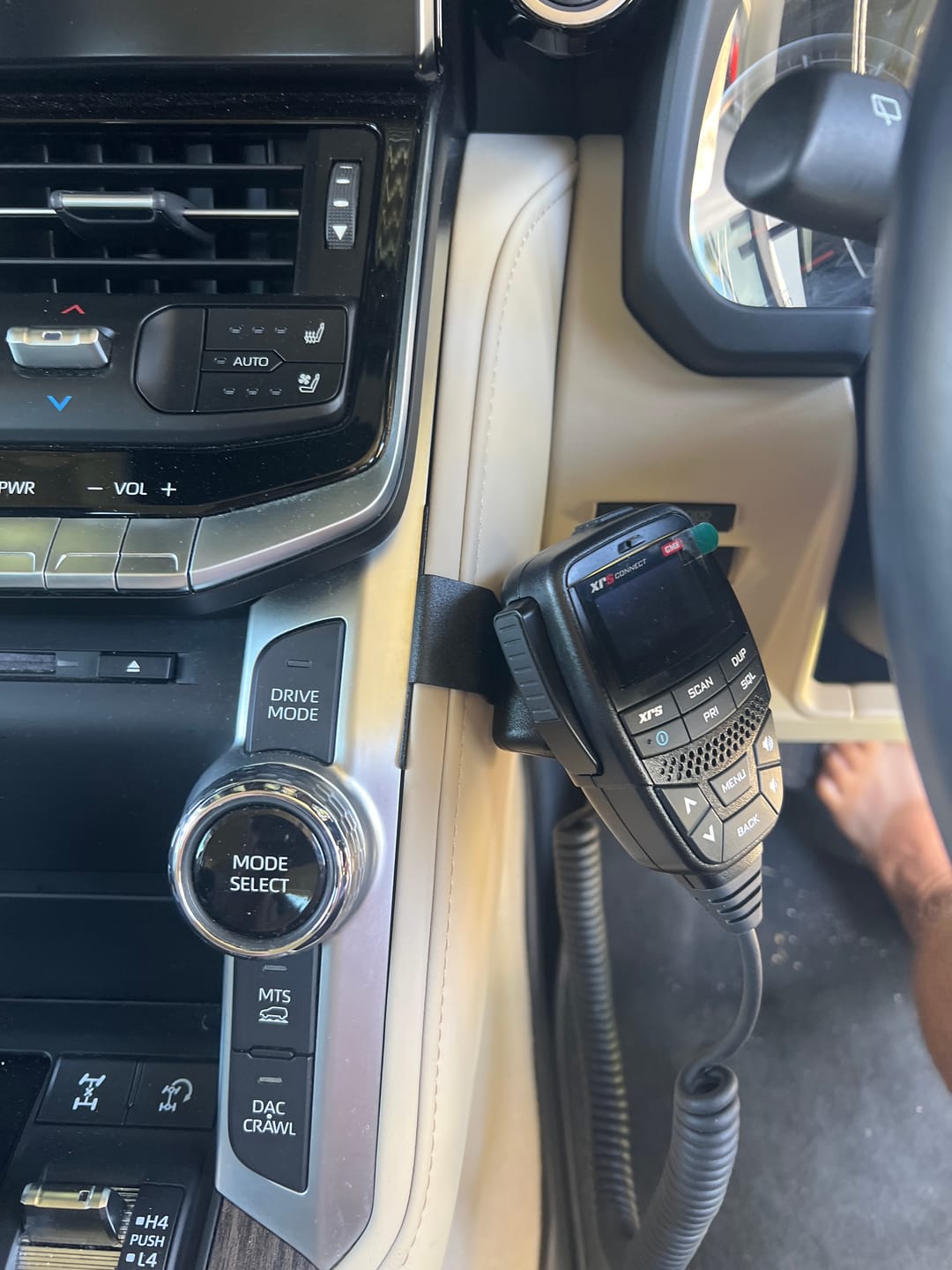Customer photo review of UHF Handpiece Bracket - LC300 Series - Dash Mount